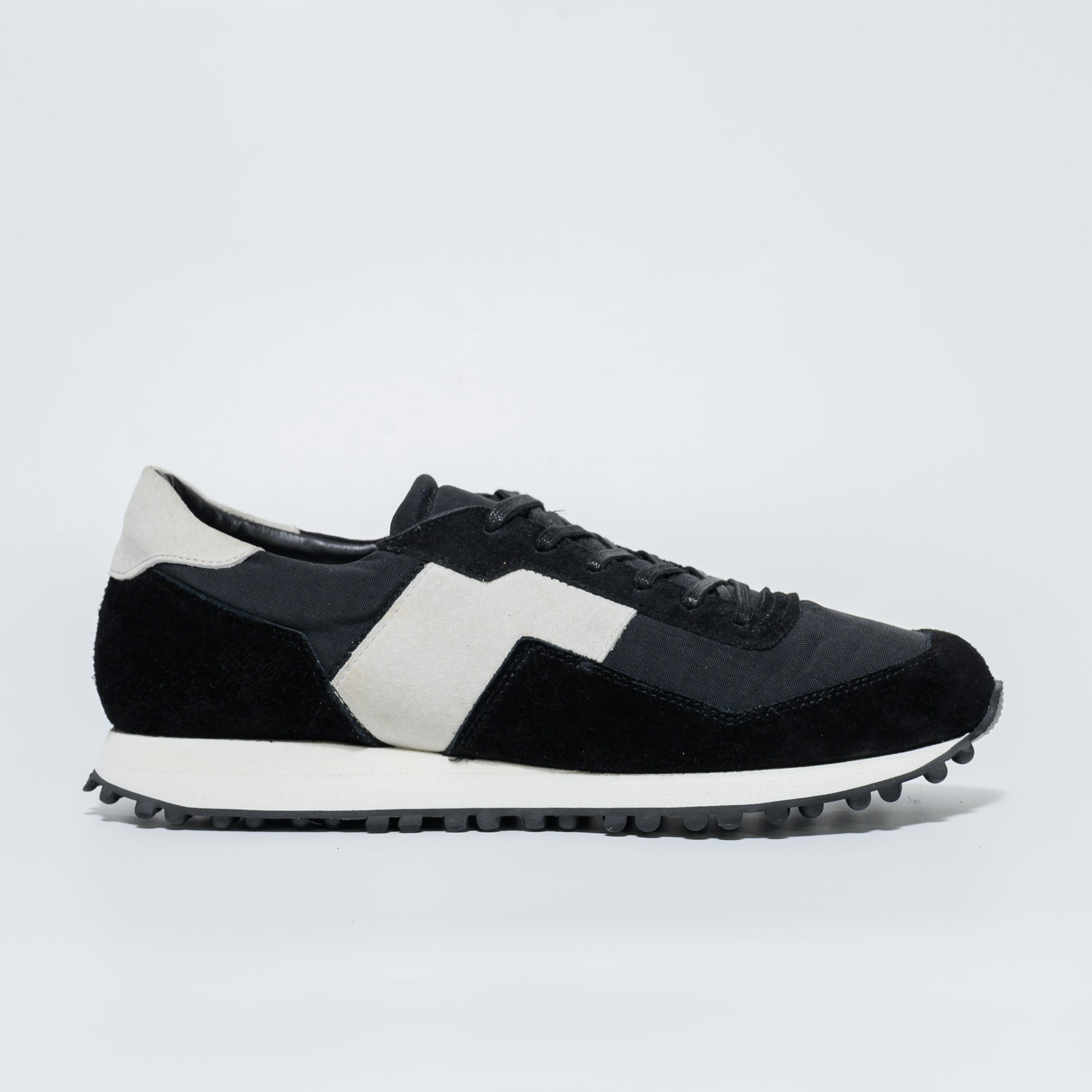 SHV3 -ブラック×ホワイト-幅広のレトロランニングスニーカー