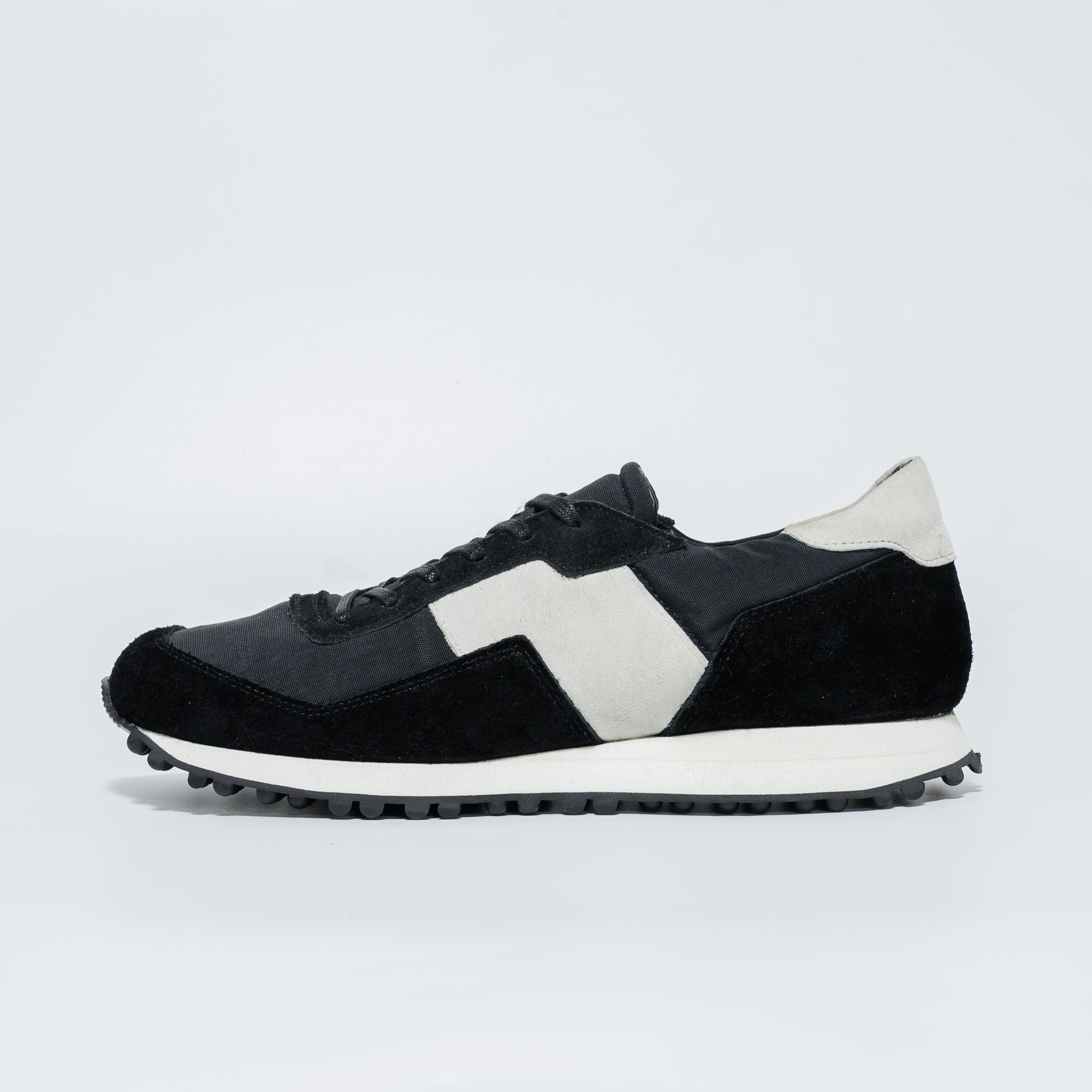 SHV3 -ブラック×ホワイト-幅広のレトロランニングスニーカー