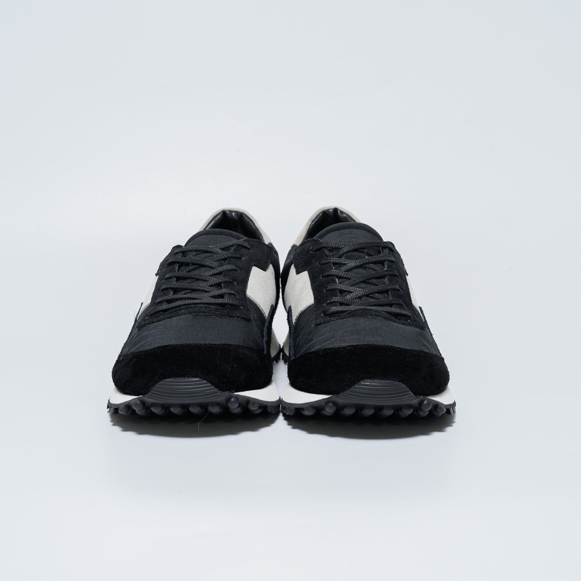 SHV3 -ブラック×ホワイト-幅広のレトロランニングスニーカー-blueover