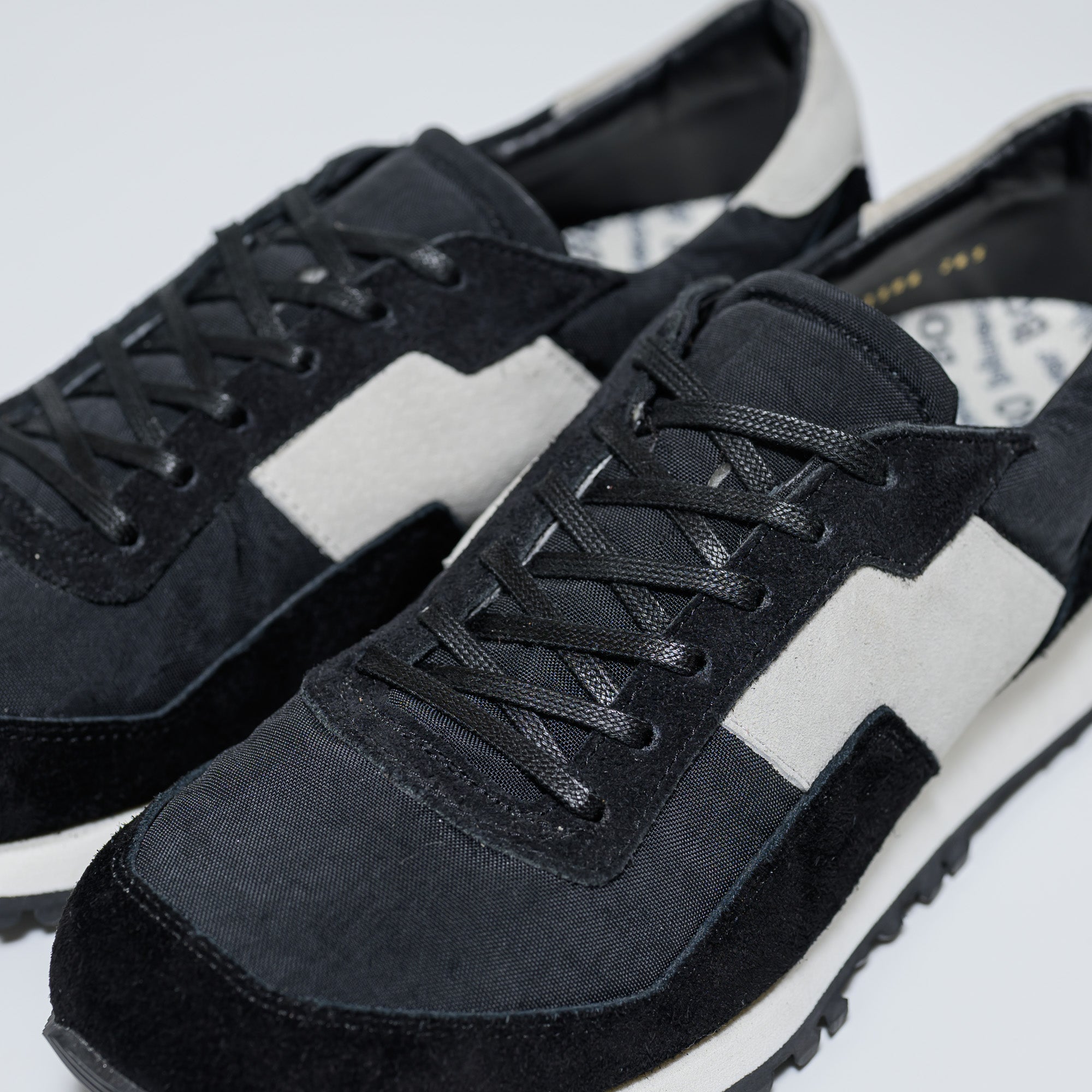 SHV3 -ブラック×ホワイト-幅広のレトロランニングスニーカー