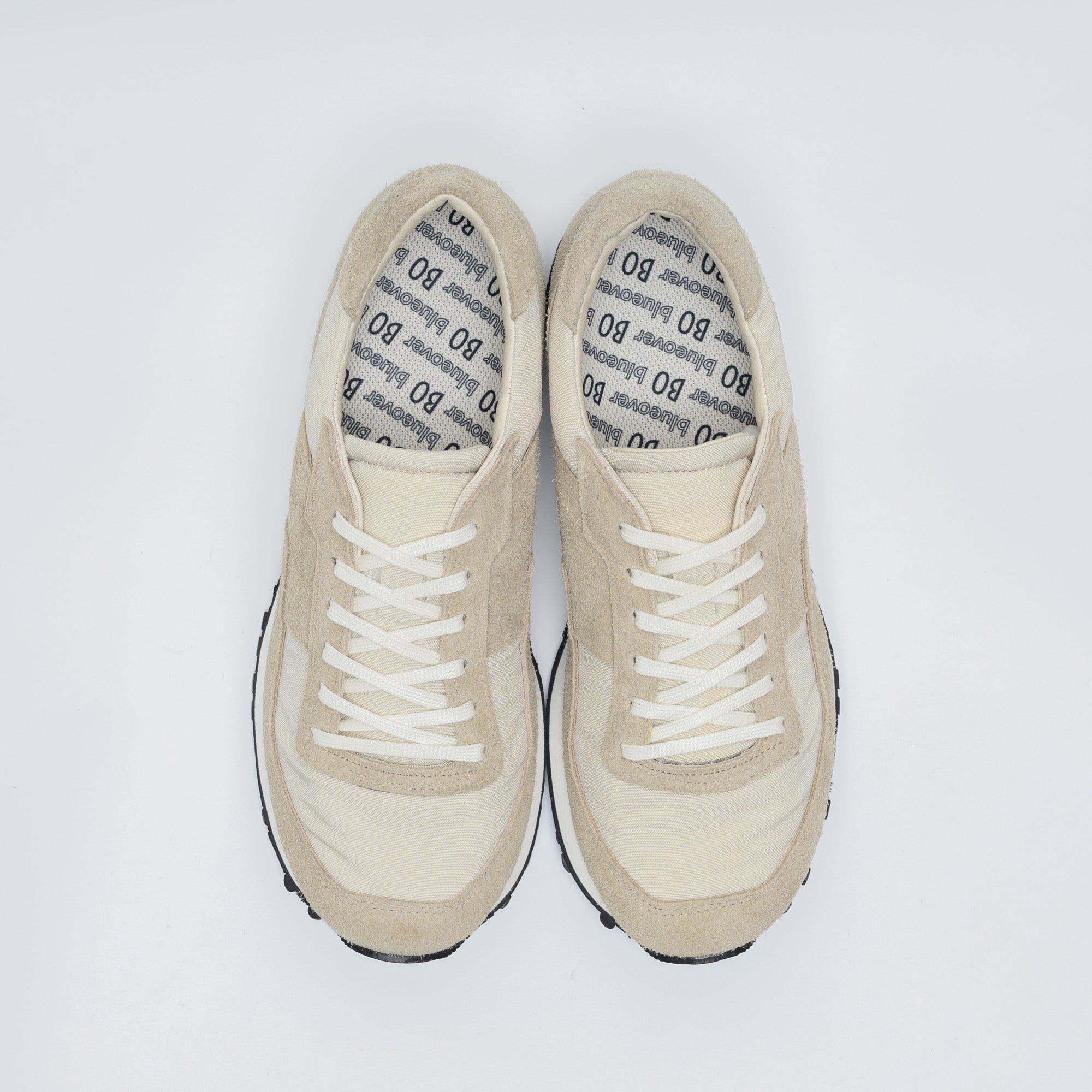 SHV3 -アイボリー-幅広のレトロランニングスニーカー-blueover