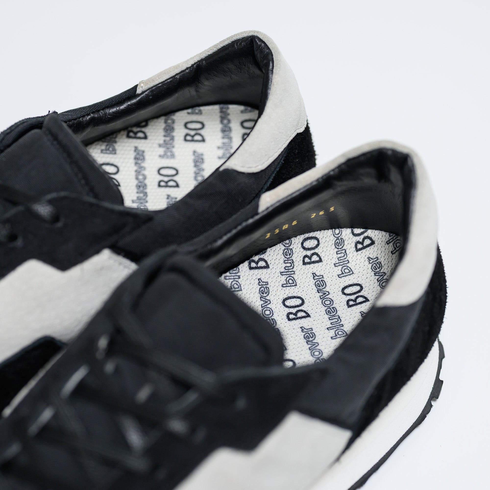 SHV3 -ブラック×ホワイト-幅広のレトロランニングスニーカー