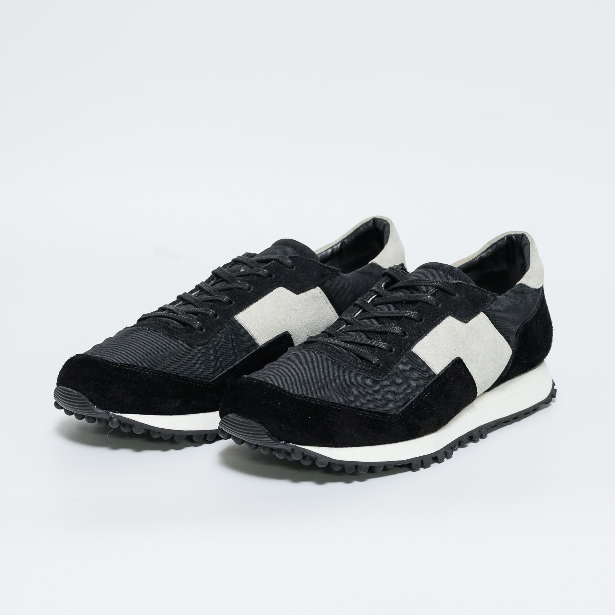SHV3 -ブラック×ホワイト-幅広のレトロランニングスニーカー